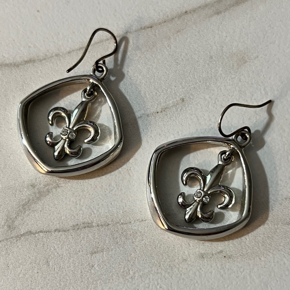 Beautiful Silver Fleur de lis dangle earrings with Crystal Accents - Picture 4 of 5